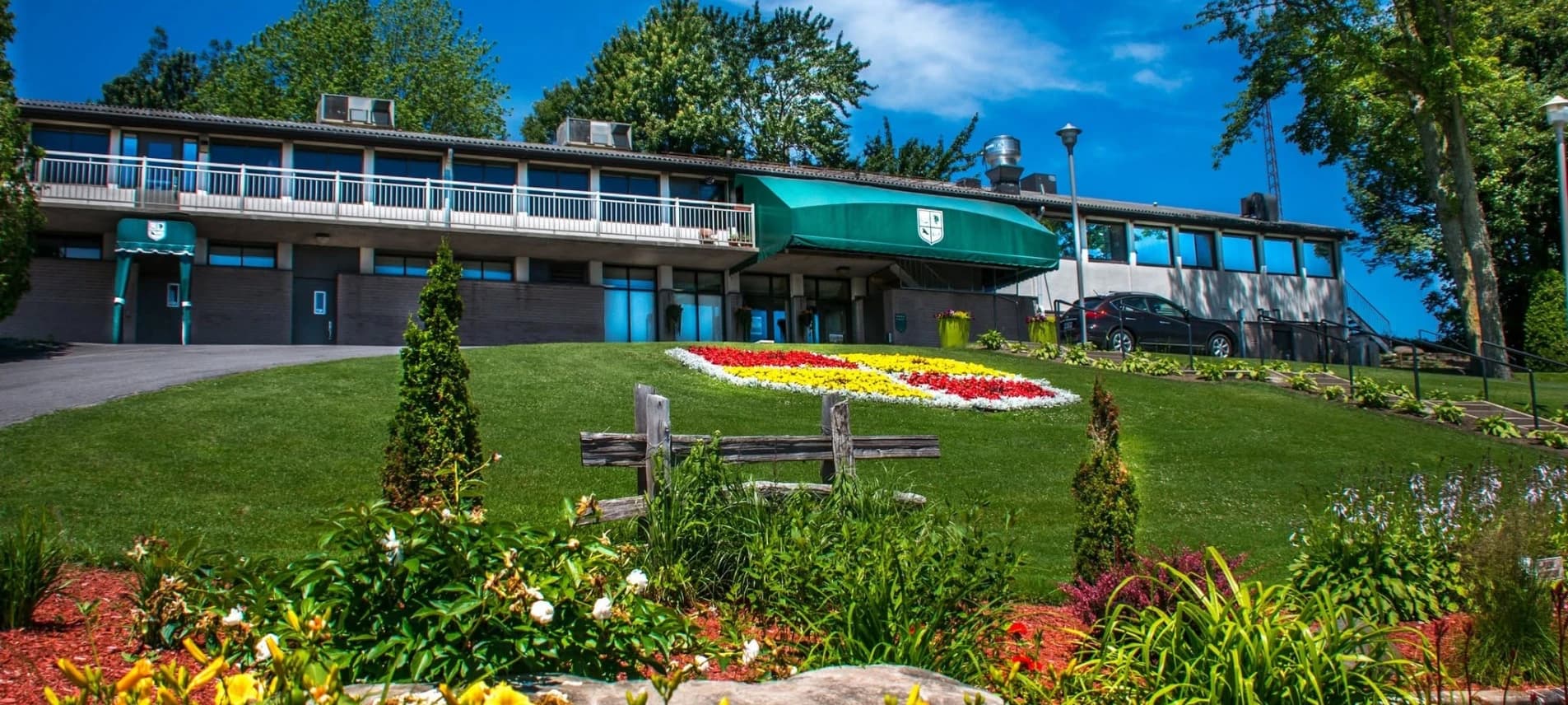 Le pavillon et les jardins du club de golf de L’Épiphanie.