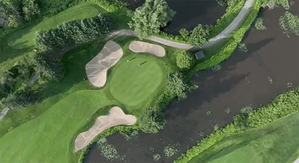 Le parcours de Val-Morin entre arbres, rivière et relief.