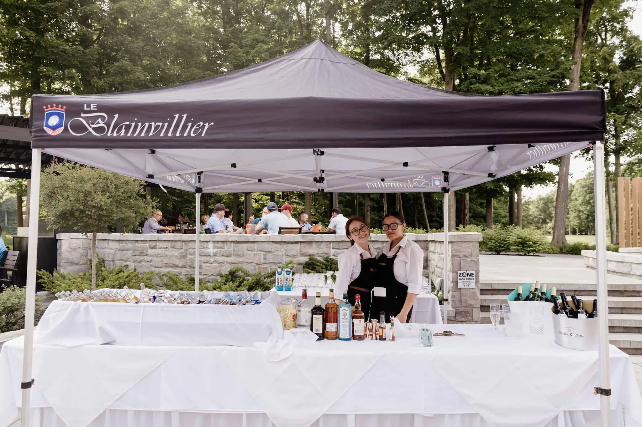 Des golfeurs réunis sous le chapiteau du Blainvillier après la ronde.